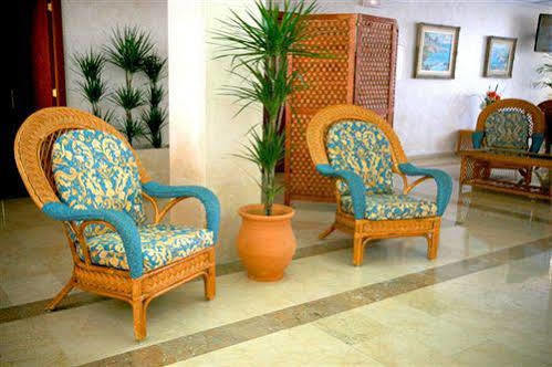 El Lago Hotel 3*